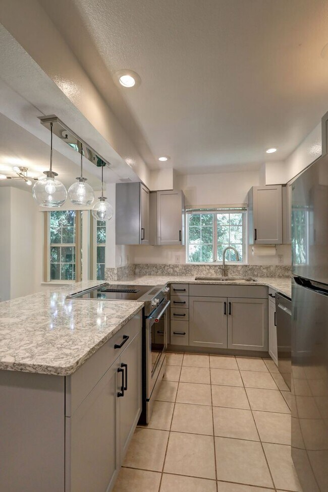 Building Photo - Charming Updated 2 Bedroom 2 Bathroom Bellevue Condo