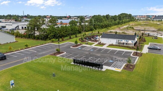 Building Photo - 136 Talladega Dr