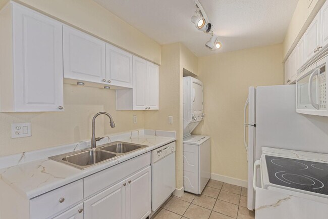 Building Photo - 5995 N 78th St