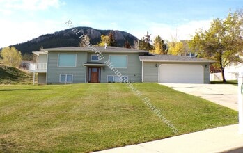 Building Photo - 5 Bedroom 2-1/2 Bath House for Rent