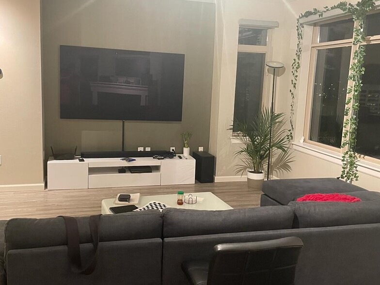 Living Room - 900 Aurora Ave N