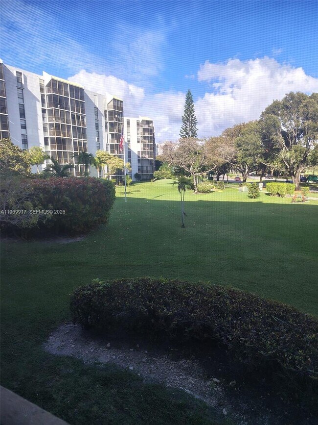 Building Photo - 20400 W Country Club Dr