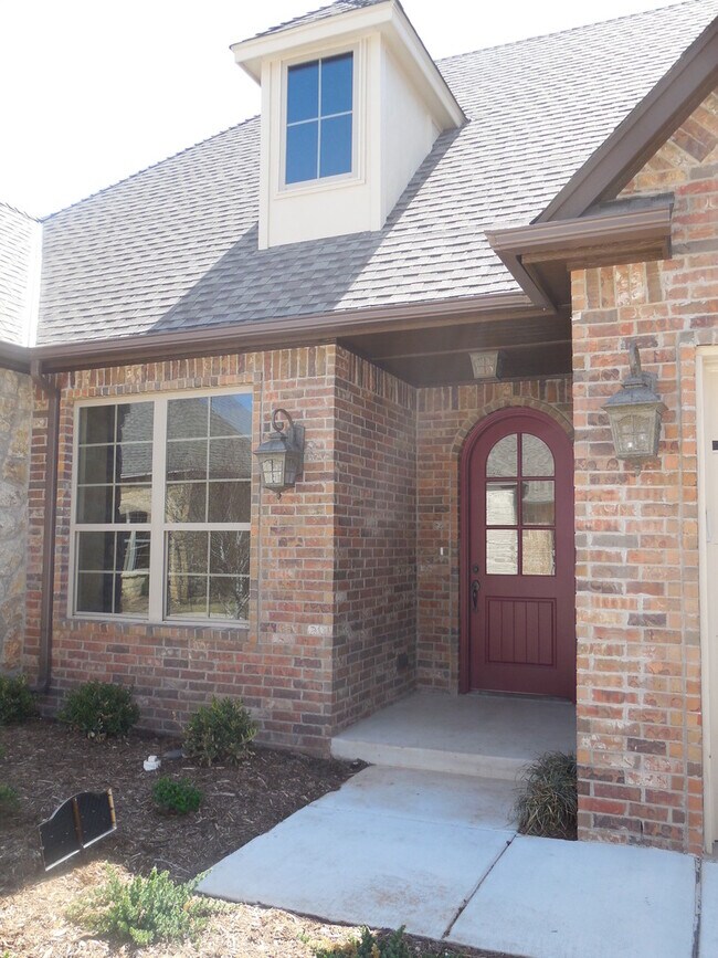 Building Photo - Beautiful Two Bedroom, Two Bathroom Home w/ Study for lease at The Enclave in NW Norman!!