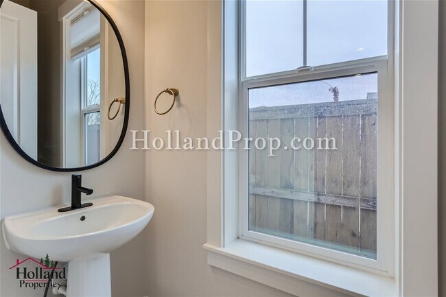 Building Photo - Charming 3-Bedroom Retreat in Quiet Beaverton Neighborhood