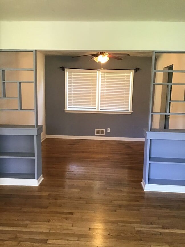 Building Photo - Spacious 3 bedroom 1 bath available soon (...