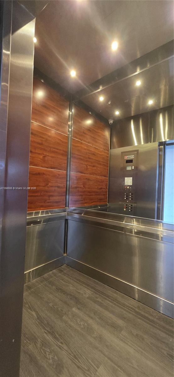 Building Photo - 1650 NE 115th St