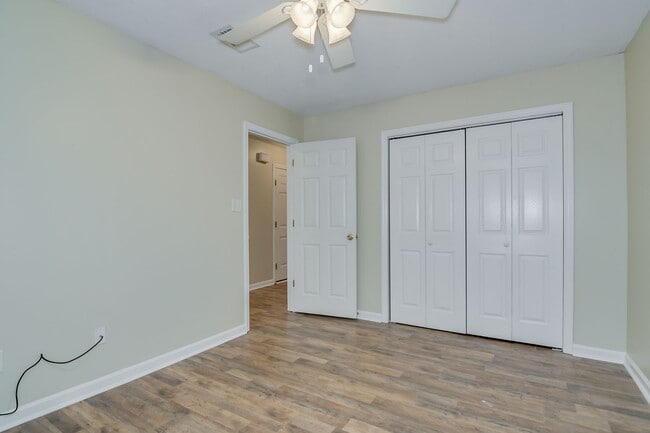 Building Photo - Townhouse w/ 1 Car Garage