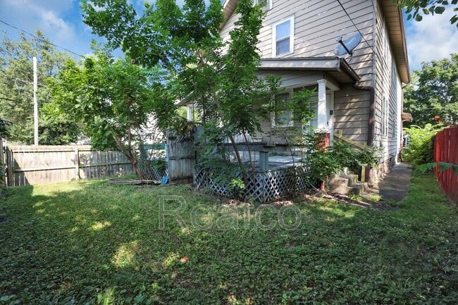 Building Photo - 463 Reinhard Ave
