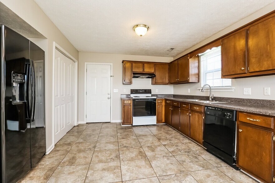 Building Photo - 1204 Smalls Ct
