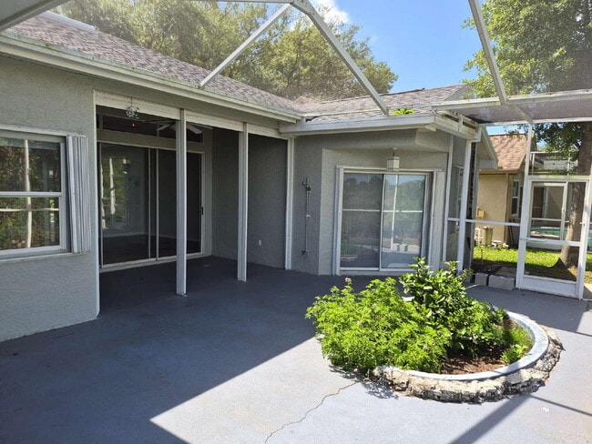 Building Photo - "Spacious 1732 Sq Ft 3-Bed, 2 Baths, in Tarpon Springs!"
