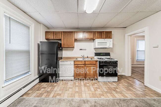 Building Photo - 870 S Main St