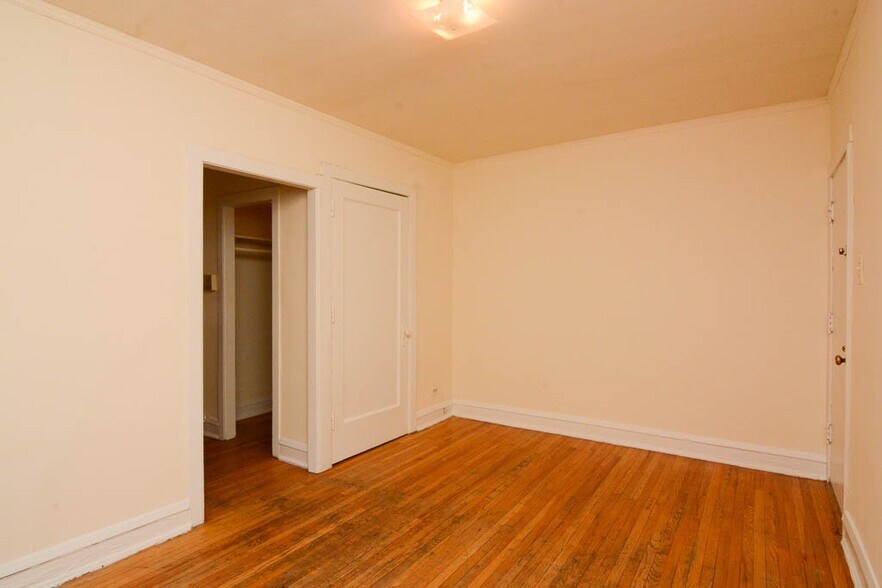 Building Photo - 3304 W Schubert Ave