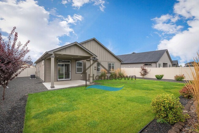 Building Photo - 3 Bedroom 2 Bath Home with 2-Car Attached ...