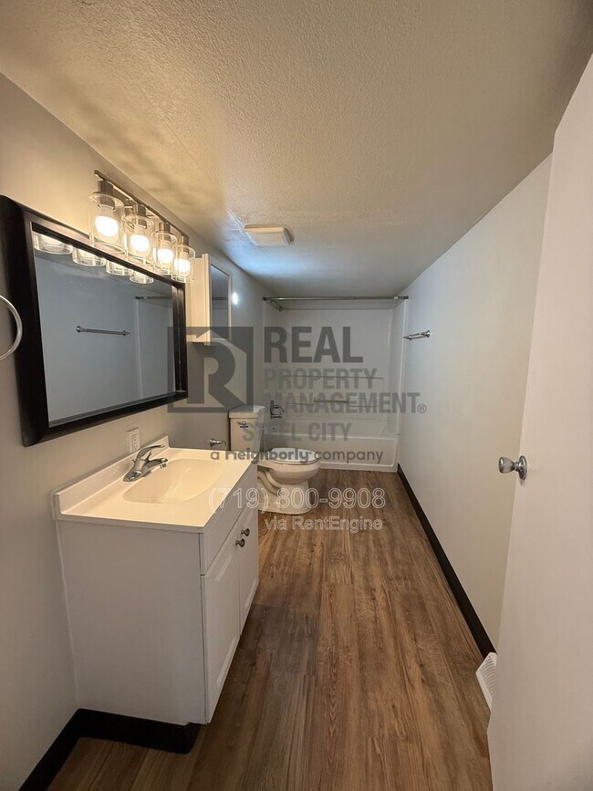 Building Photo - 927 E 1st St