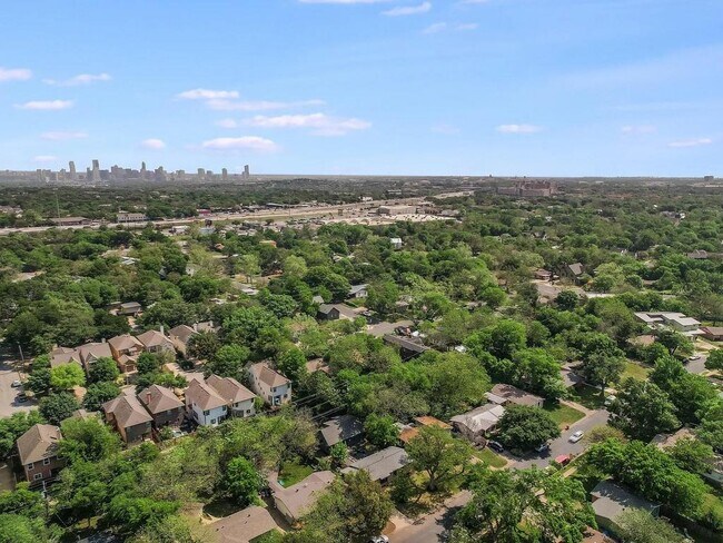 Building Photo - 1808 Forest Hill Dr