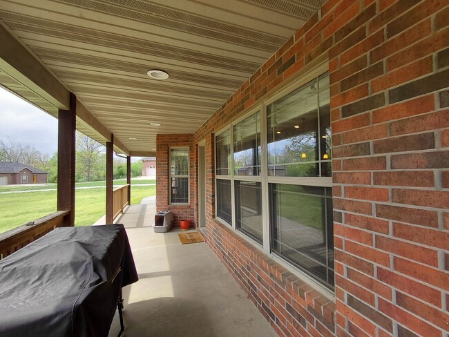 Building Photo - Home close to post