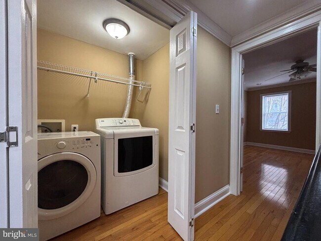 Building Photo - 1122 W Hamburg St