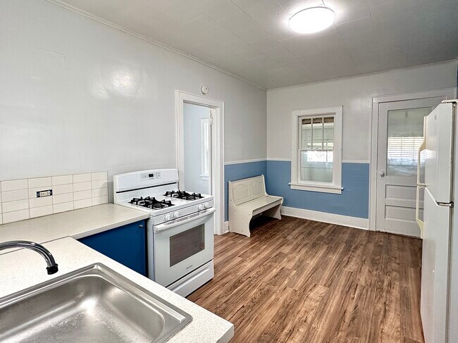 Building Photo - 810 W 2nd St