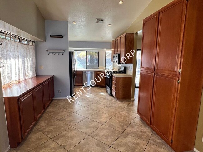 Building Photo - 4 Bedroom 2 bathroom home for rent in Palm...