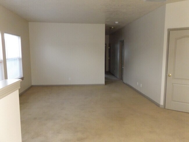 Building Photo - Spacious 3 Bedroom, 2 Bathroom Duplex with Two Car Garage and Fenced Yard!