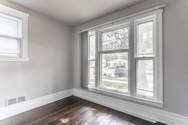 Building Photo - 409 E 6th St