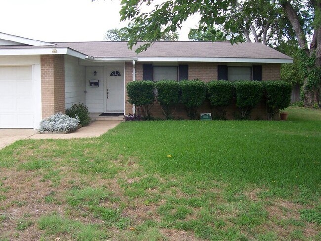 Building Photo - 830 Wateka Way