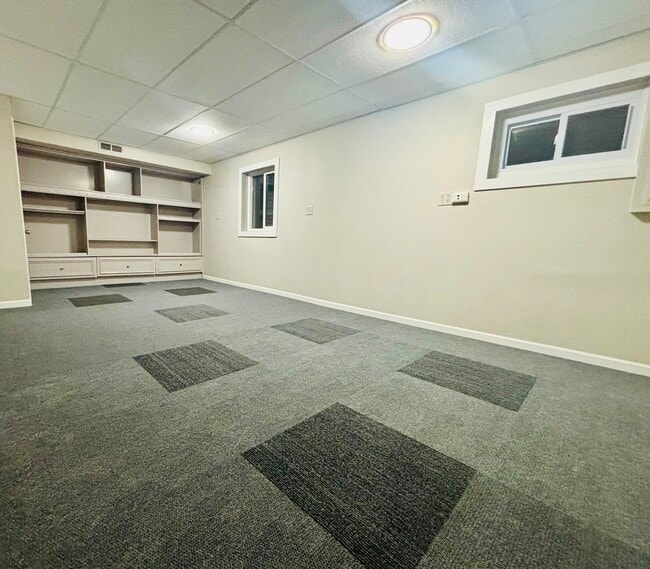 Building Photo - 325 Shadow Bend Dr
