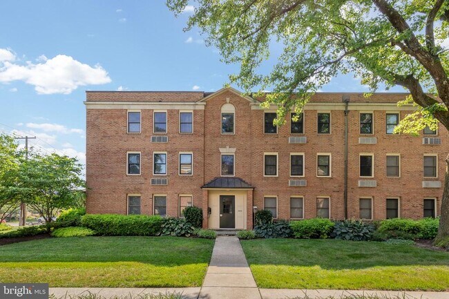 Building Photo - 4818 Chevy Chase Dr