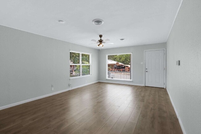 Building Photo - Charming and Spacious 4 Bedroom Home with ...