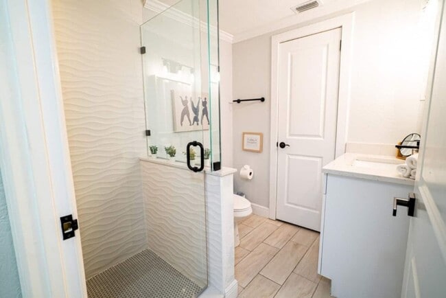 Building Photo - Fully Renovated Home Near Busch Gardens