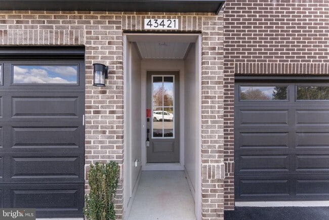 Building Photo - 43421 Farringdon Sq