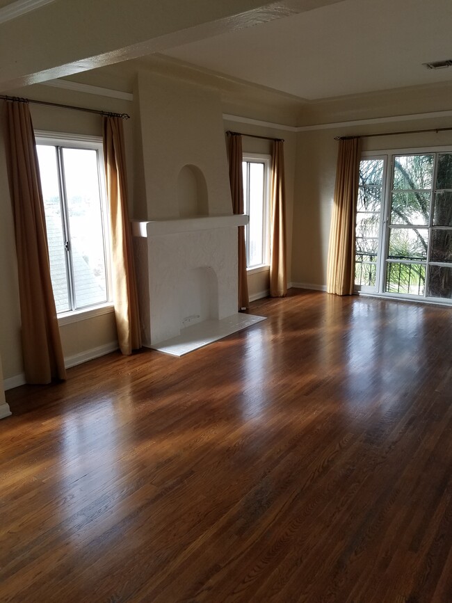 Living Room - 1306 S Cloverdale Ave