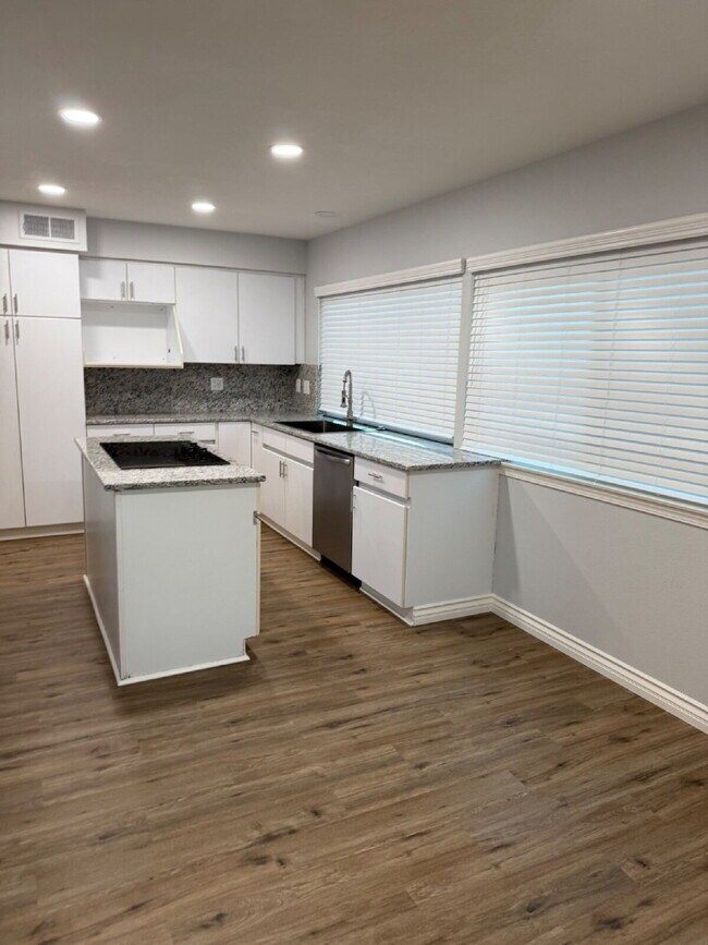 Building Photo - Beautifully remodeled home - Must see!   1...