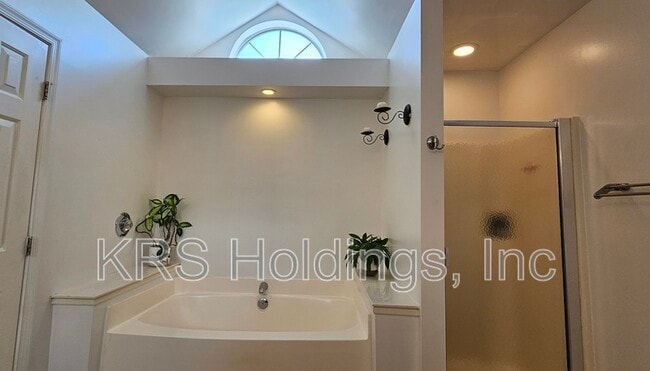 Building Photo - 3136 Sacramento Dr