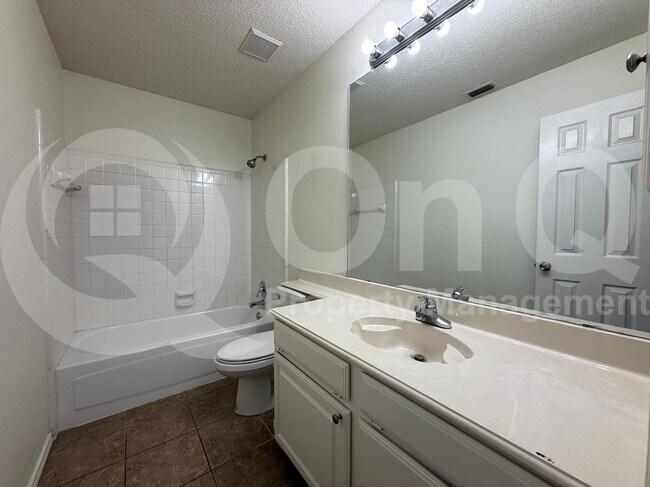 Building Photo - 1206 Hyde Park Dr