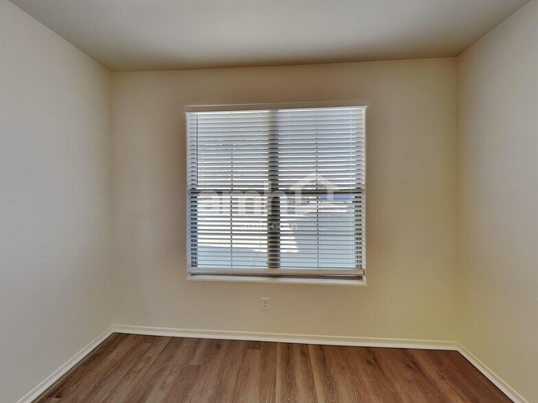 Building Photo - 15179 W Montecito Ave