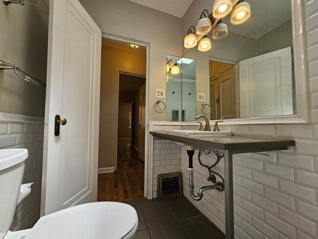 Building Photo - Alamo Placita Adorable 3 Bed 2 Bath Bungalow w/ CACH, Garage, Fenced Yard & More