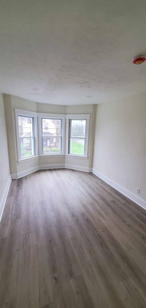 Building Photo - Charming 3-Bedroom Property in Prime Location