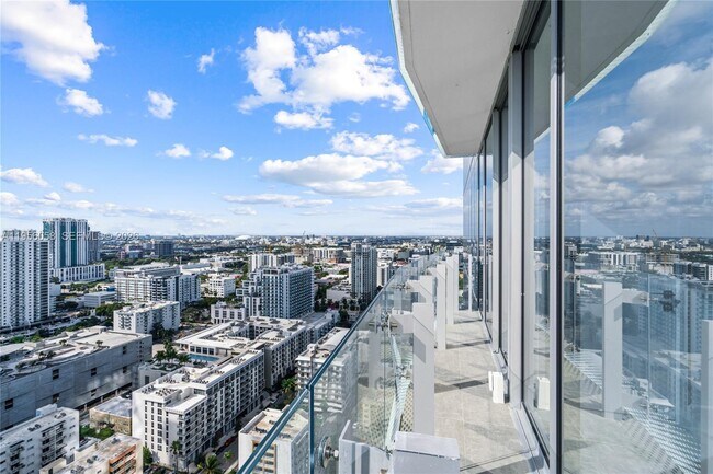 Building Photo - 700 NE 26th Terrace