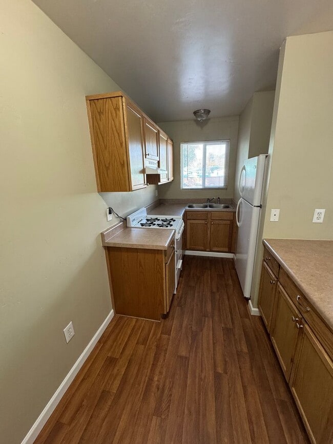 Building Photo - Modern Midtown Living: Sleek 1-BR with Wood Floors in Tucson’s Garden District