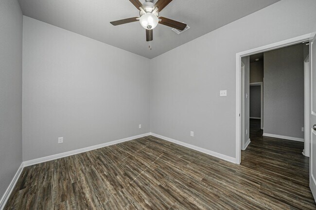 Building Photo - 614 Hollyhock Dr