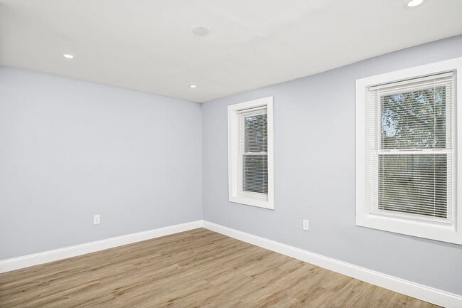 Building Photo - Beautifully renovated 3BR/3.5BA in Upper F...