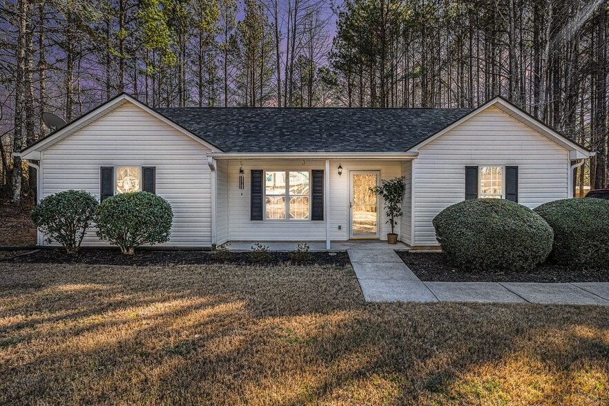 Building Photo - 192 Conifer Ln