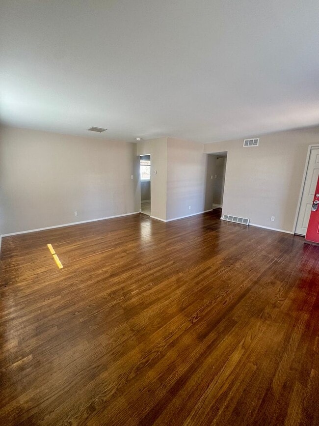 Building Photo - Updated 3 bedroom Centrally Located