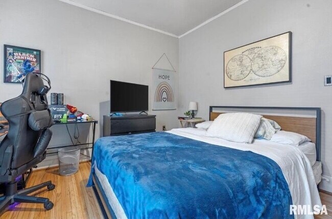 Building Photo - 860 Loraine Ave