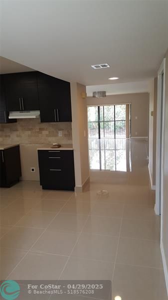 Building Photo - 213 Lakeview Dr