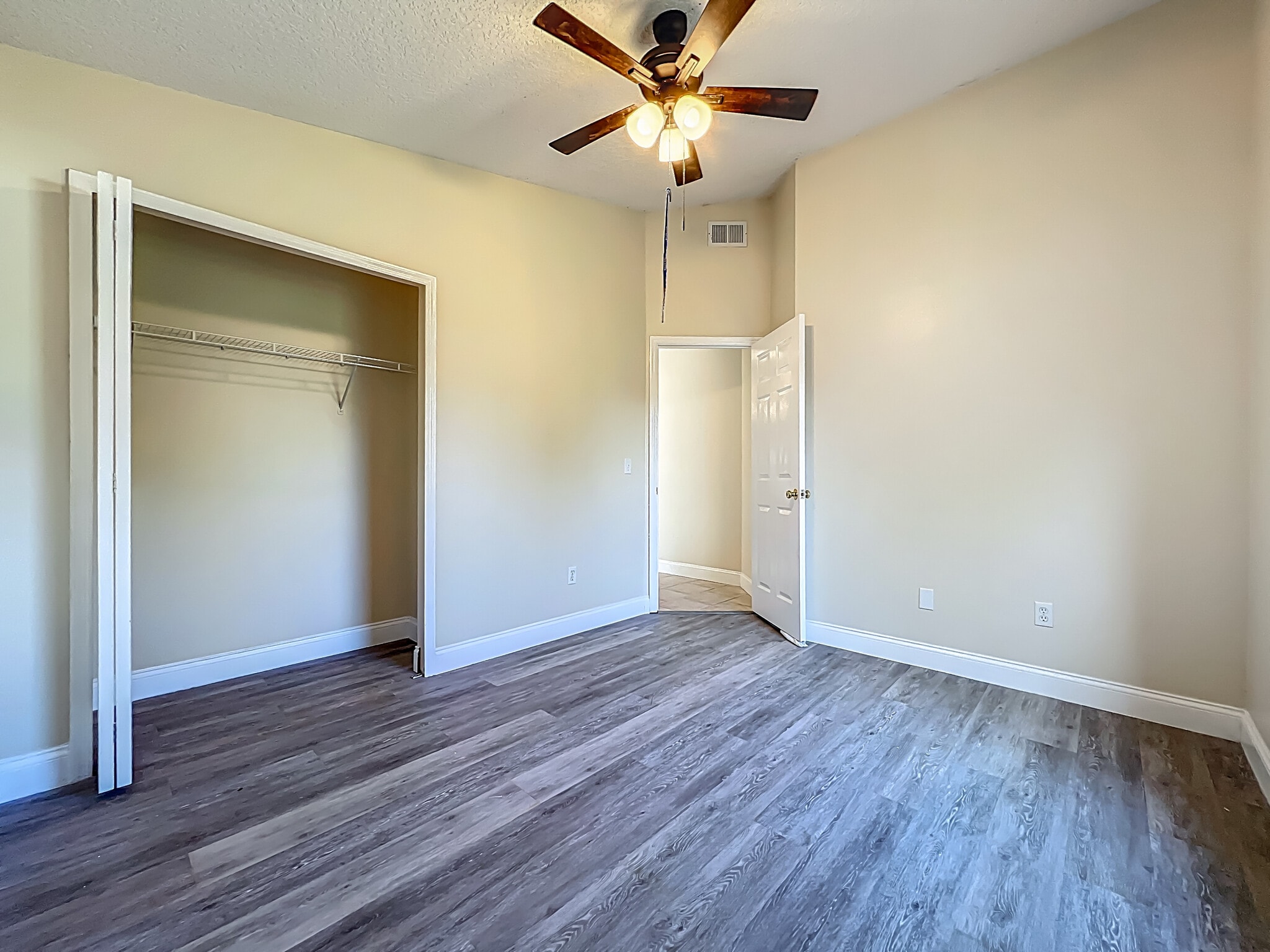 Building Photo - 1115 Naples Dr