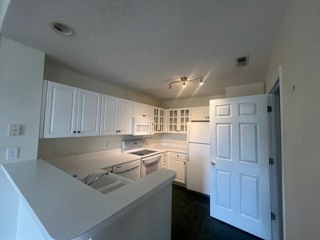 Building Photo - Breezewood Condo, 2 Brd/2bath, center of W...