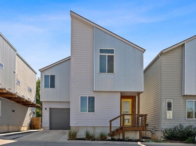 Building Photo - 801 N Bluff Dr