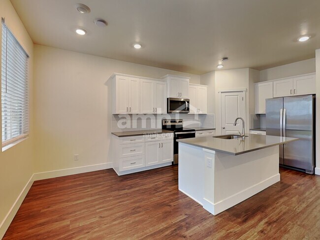 Building Photo - 749 S Rocker Ave